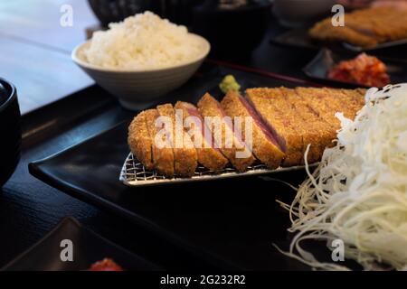 Gebratenes, knuspriges Gyukatsu-Steak mit Reis Stockfoto