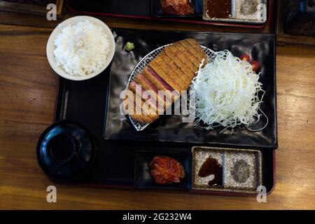 Gebratenes, knuspriges Gyukatsu-Steak mit Reis Stockfoto