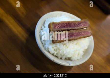 Gebratenes, knuspriges Gyukatsu-Steak mit Reis Stockfoto