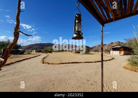 Gästefarm Omandumba in den Erongo-Bergen: Safarizelte im Busch-Camp, nahe Omaruru, Erongo Region, Namibia Stockfoto