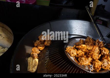 Gebratener Taro-Kuchen Vegetarisch (Zhu Jiao Quan) und gebratener Tofu, THAILÄNDISCHES Street Food Stockfoto