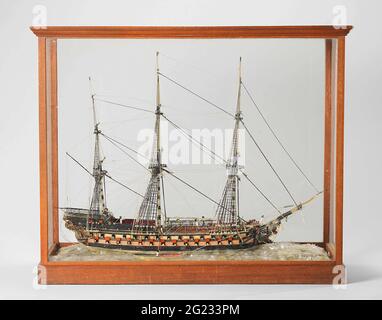 Glasmodell oder ein 76-Kanonen-Schiff der Linie. Vollständiges Modell eines Linienschiffes, drei-Master, mit 76 Stück zur Wasserlinie. Die drei Masten und der Bugsprit bestehen aus dick gedrehtem Glasfaden. Das Schiff wird weiter aus wenigen und, falls nötig, mehreren dünnen Gläsern nebeneinander gebaut. Die Drähte sind schwarz oder farblos und fast alle gedreht. An Bord neun Figuren in verschiedenfarbiger Kleidung und ein Hund. Als Galionsfigur eine Herrenfigur mit einer Stichwaffe in der rechten Hand. Eine Schlinge auf beiden Seiten des Schiffes. Das Modell ist in einem Holzschrank. Das Meer ist mit Glasflocken dargestellt. Stockfoto