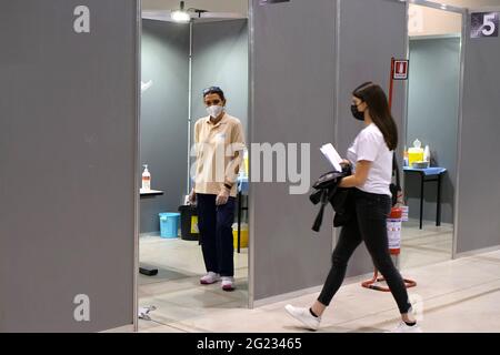 Italien, Region Toskana, Arezzo, 7. Juni 2021 : Covid-19 Notfall. Hub Pavilions of Arezzo Fair, Anti-Covid-Impfkampagne für Studenten mit Pfizer-Impfstoff. Foto © Daiano Cristini/Sintesi/Alamy Live News Stockfoto