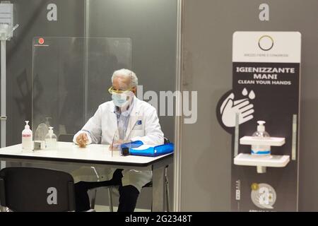 Italien, Region Toskana, Arezzo, 7. Juni 2021 : Covid-19 Notfall. Hub Pavilions of Arezzo Fair, Anti-Covid-Impfkampagne für Studenten mit Pfizer-Impfstoff. Foto © Daiano Cristini/Sintesi/Alamy Live News Stockfoto