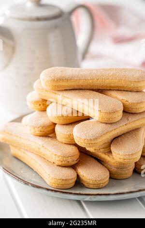 Italienischer Keks savoiardi. Süße Kekse. Biskuit-Kekse Tiramisu auf weißem Tisch. Stockfoto