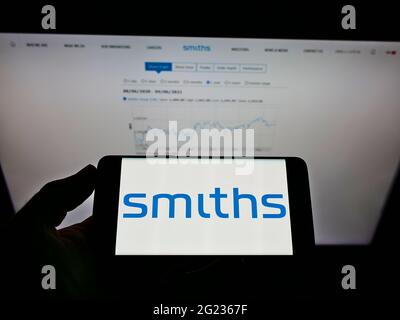 Person, die ein Smartphone mit dem Logo des britischen Ingenieurunternehmens Smiths Group plc auf dem Bildschirm vor der Website hält. Konzentrieren Sie sich auf die Telefonanzeige. Stockfoto