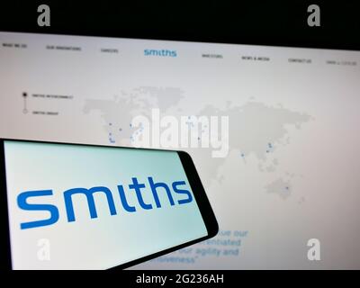 Smartphone mit Logo des britischen Ingenieurunternehmens Smiths Group plc auf dem Bildschirm vor der Unternehmenswebsite. Konzentrieren Sie sich auf die Mitte rechts des Telefondisplays. Stockfoto