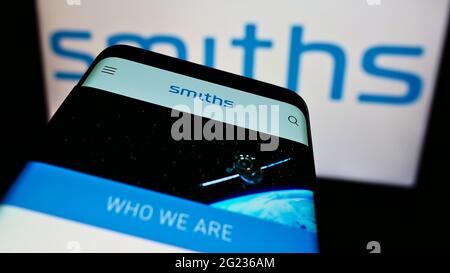 Mobiltelefon mit Website des britischen Ingenieurunternehmens Smiths Group plc auf dem Bildschirm vor dem Unternehmenslogo. Konzentrieren Sie sich auf die obere linke Seite des Telefondisplays. Stockfoto