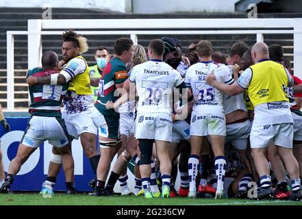 Fileboto vom 05-06-2021 von Bristol lässt Nathan Hughes und Leicester Tigers Ellis Genge zusammenstoßen, als beim letzten Pfiff während des Spiels der Gallagher Premiership in Mattioli Woods Welford Road, Leicester, eine Schlägerei ausbricht. Ausgabedatum: Dienstag, 8. Juni 2021. Stockfoto