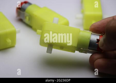 Getriebe-dc-Motor mit hohem Drehmoment und langsamer Drehzahl, der bei kleinen Roboterprojekten eingesetzt wird Stockfoto