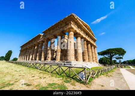 Der griechische dorische Neptuntempel - Archäologisches Gebiet von ​​Paestum - Salerno, Italien Stockfoto