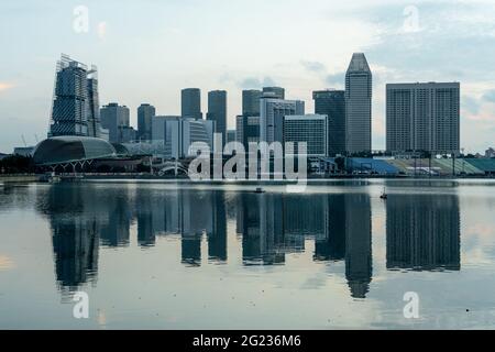 Skyline von Singapore Marina Bay am frühen Morgen Stockfoto