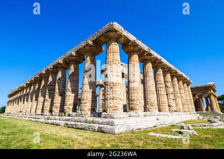 Der griechische dorische Tempel von Hera (archaischer Tempel) - Archäologisches Gebiet von ​​Paestum - Salerno, Italien Stockfoto