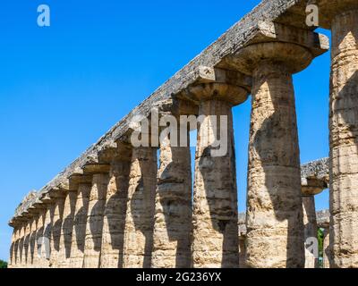 Der griechische dorische Tempel von Hera (archaischer Tempel) - Archäologisches Gebiet von ​​Paestum - Salerno, Italien Stockfoto