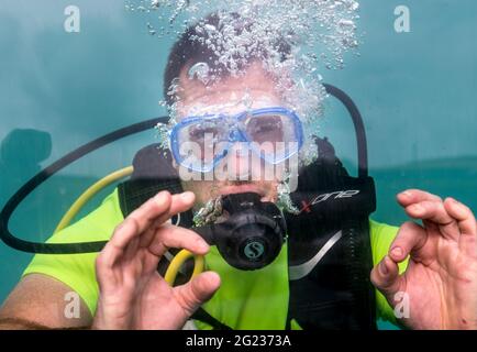 Roberts Cove, Cork, Irland. Juni 2021. Taucher Dave Quinlan vom Oceans of Discovery Dive Center hat Spaß in seinem neuen Try-a Dive Pool in Roberts Cove, Co.Cork, Irland. - David Creedon / Alamy Live News Stockfoto