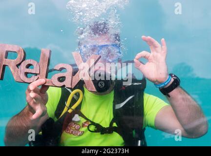 Roberts Cove, Cork, Irland. Juni 2021. Taucher Dave Quinlan vom Oceans of Discovery Dive Center hat Spaß in seinem neuen Try-a Dive Pool in Roberts Cove, Co.Cork, Irland. - David Creedon / Alamy Live News Stockfoto