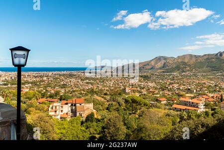 Panoramablick mit mittelmeerküste und Palermo Stadt im Hintergrund von der Stadt Monreale, Sizilien, Italien Stockfoto