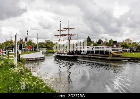 Ein nachgetäuschter viereckiger Rigger mit zwei Masten führt durch die untere Purton-Schwungbrücke auf dem Sharpness und dem Gloucester-Schiffskanal Stockfoto