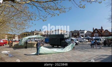 Wiltshire, England, Großbritannien. 2021. Der Samstagsmarkt in Salisbury und die Händler schließen am Tagesende. Faltplane von einem Marktstand. Stockfoto