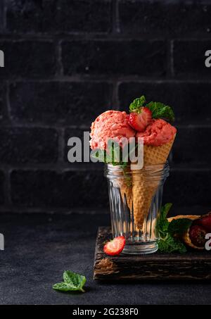 Erdbeereis in Waffelkegel Stockfoto
