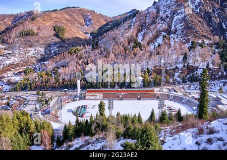 Almaty, Kasachstan - 05. Februar 2021: Medeo-Tal mit gleichnamigem Eislaufplatz in der Wintersaison Stockfoto