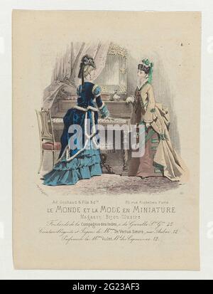 Le Monde et La Fashion and Miniature, 1873, Nr. 80: Foulards de la Compagnie des Indes (...). Zwei Frauen im Innenraum, in Kleidern mit Tournure, aus Stoffen der Compagnie des Indes. Druck aus dem Modemagazin Le Monde et La Mode and Miniature (1873-1874). Stockfoto