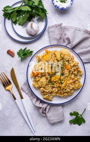 Geschmorte gesunde Bulgur mit Gemüse Stockfoto