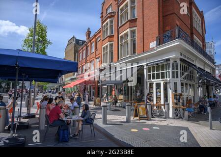 Exhibition Road, London, Großbritannien. 8. Juni 2021. Die Menschen genießen es, an einem heißen Tag in London im Freien zu essen, und das Wetter wird sich bis ins Wochenende fortsetzen. Quelle: Malcolm Park/Alamy Live News. Stockfoto