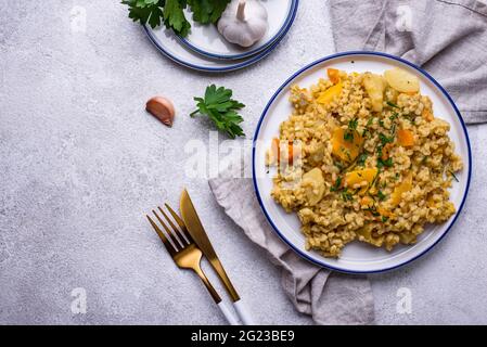Geschmorte gesunde Bulgur mit Gemüse Stockfoto
