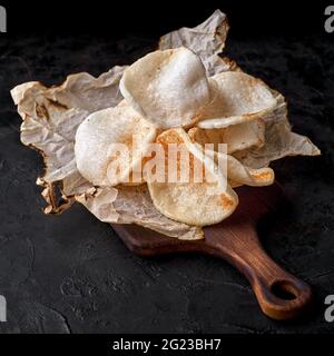 Garnelencracker Garnelenchip, glutenfreier Chip. Leckerer Snack für Bier auf dunklem Hintergrund. Stockfoto