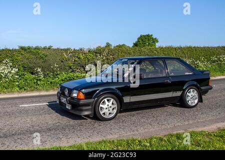 Schwarzer Ford Escort RS 1600 i aus den 1983 80er Jahren, 1597 Benzinfließheck; auf dem Weg zur Capesthorne Hall Oldtimer-Show in Cheshire, Großbritannien Stockfoto