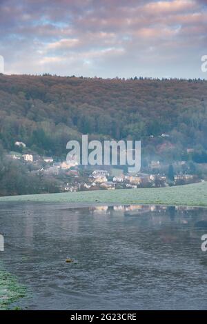 Das Dorf Llandogo über gefrorenen Fluss Überlauf. Stockfoto