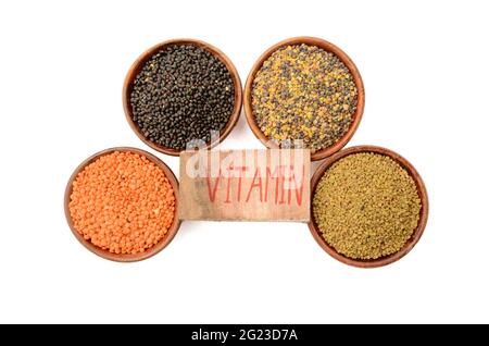 Closeup Puls rote Linsen, schwarzes Gramm, griechisch, Waldpuls, schreiben Vitamin Gesundheitswesen medizinisches Konzept isoliert auf weißem Hintergrund. Stockfoto
