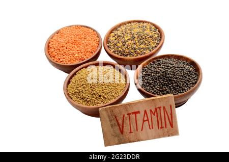 Closeup Puls rote Linsen, schwarzes Gramm, griechisch, Waldpuls, schreiben Vitamin Gesundheitswesen medizinisches Konzept isoliert auf weißem Hintergrund. Stockfoto