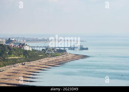 Blick auf die Küste von Eastbourne, den Strand und den Pier von South Downs Cliffs in der Nähe von Beachy Head Stockfoto