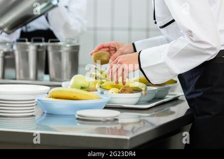 Der Küchenchef bereitet Platten in gastronomische Kantine Werk Stockfoto