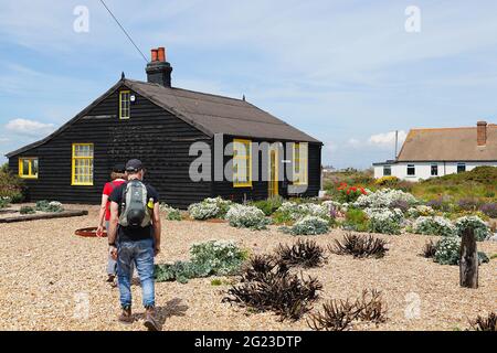 Dungeness, Kent, Großbritannien. 08 Juni 2021. UK Wetter: Heißer und sonniger Tag mit einer leichten Brise im Dungeness Nature Reserve, während die Menschen den kargen, aber schönen Strand bewundern. Besucher kommen in Prospect Cottage an, das einst dem verstorbenen Derek Jarman gehörte. Bildnachweis: Keine/ Alamy Stockfoto