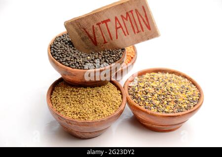 Closeup Puls rote Linsen, schwarzes Gramm, griechisch, Waldpuls, schreiben Vitamin Gesundheitswesen medizinisches Konzept isoliert auf weißem Hintergrund. Stockfoto