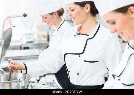 Weibliche Köche bei der Arbeit in der Küche der Kantine Stockfoto