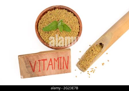 Nahaufnahme braun griechisch mit Minze und Holzlöffel schreiben Vitamin Gesundheit medizinische Konzept isoliert auf weißem Hintergrund. Stockfoto