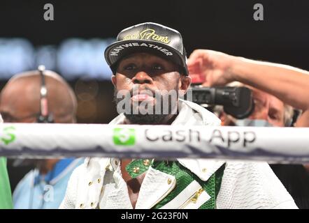 Miami Gardens, USA. Juni 2021. MIAMI GARDENS, FLORIDA - 06. JUNI: Das ehemalige Weltgewichtsgewichtsunternehmen Floyd 'Money' Mayweather tritt am 06. Juni 2021 in Miami Gardens, Florida, in den Ring für einen achtrunden Boxkampf mit der YouTube-Persönlichkeit Logan 'Maverick' Paul im Hard Rock Stadium. (Foto von JL/Sipa USA) Quelle: SIPA USA/Alamy Live News Stockfoto