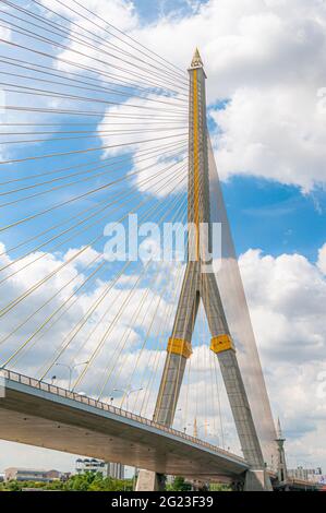 Die Rama VIII Brücke über den Chao Phraya Fluss in Bangkok in Thailand in Südostasien. Stockfoto