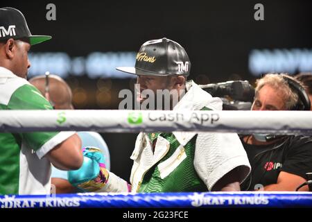 Miami Gardens, USA. Juni 2021. MIAMI GARDENS, FLORIDA - 06. JUNI: Das ehemalige Weltgewichtsgewichtsunternehmen Floyd 'Money' Mayweather tritt am 06. Juni 2021 in Miami Gardens, Florida, in den Ring für einen achtrunden Boxkampf mit der YouTube-Persönlichkeit Logan 'Maverick' Paul im Hard Rock Stadium. (Foto von JL/Sipa USA) Quelle: SIPA USA/Alamy Live News Stockfoto