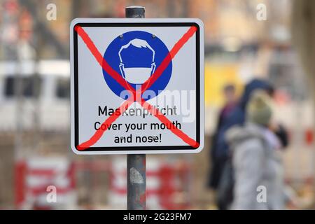 München, Deutschland. Juni 2021. Wann endet die Maskenpflicht in Deutschland? Experten gehen davon aus, dass der Mundschutz noch eine Weile bei uns bleiben wird. ARCHIVFOTO: MASKIERUNG ERFORDERLICH DECKEN SIE MUND UND NASE AB! Schildermaskenpflicht in Fußgängerzonen und öffentlichen Plätzen in München am 11/11/2020. Kredit: dpa/Alamy Live Nachrichten Stockfoto
