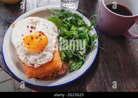 Sandwich mit Schinken und Spiegelei auf der Oberseite. Stockfoto