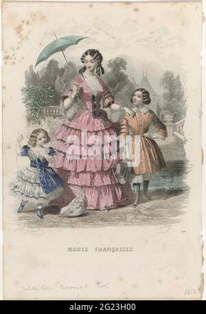 Journal des Demoiselles, 1851, No. 305: Modes Françaises. Eine Frau und zwei Kinder in einem Park. Das kleine Mädchen spielt mit einem Spielzeugfallschirm. Die Frau trägt einen rosa Jap mit V-Ausschnitt und breitem Streifenrock. Der Body und die halben langen Ärmel sind mit Schleifen verziert. Sonnenschirm in der Hand. Druck aus der Zeitschrift Mode Journal des Demoiselles (1833 -1922). Stockfoto