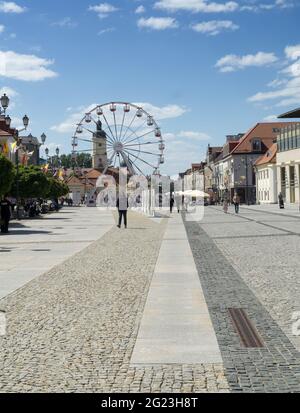 BIALYSTOK, POLEN - 02. Juni 2021: Blick auf Rynek Kosciuszki, Kosciuszko Hauptplatz mit historischem Rathaus und Riesenrad im Vordergrund. Stockfoto