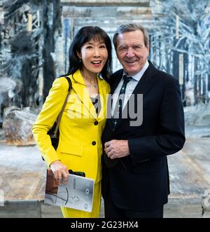 Berlin, Deutschland. Juni 2021. Der ehemalige Bundeskanzler Gerhard Schröder und seine Frau Soyeon Schröder-Kim stehen bei der Eröffnung der Ausstellung "Diversity United" vor einem Bühnenbild-Projekt ("Winterreise" 2015-2020) von Anselm Kiefer. Die Ausstellung soll das künstlerische Gesicht Europas zeigen. In der Ausstellung der Stiftung für Kunst und Kultur im Hangar 2 auf dem ehemaligen Flughafen Tempelhof sind von 09.06.2021 bis 19.09.2021 rund 90 Künstler aus 34 europäischen Ländern zu sehen. Quelle: Bernd von Jutrczenka/dpa/Alamy Live News Stockfoto