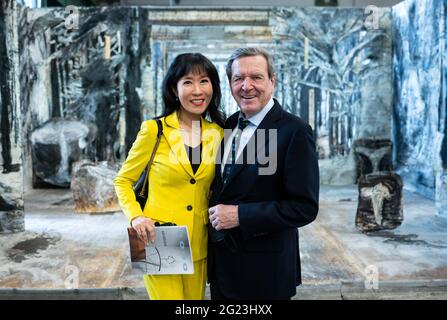 Berlin, Deutschland. Juni 2021. Der ehemalige Bundeskanzler Gerhard Schröder und seine Frau Soyeon Schröder-Kim stehen bei der Eröffnung der Ausstellung "Diversity United" vor einem Bühnenbild-Projekt ("Winterreise" 2015-2020) von Anselm Kiefer. Die Ausstellung soll das künstlerische Gesicht Europas zeigen. In der Ausstellung der Stiftung für Kunst und Kultur im Hangar 2 auf dem ehemaligen Flughafen Tempelhof sind von 09.06.2021 bis 19.09.2021 rund 90 Künstler aus 34 europäischen Ländern zu sehen. Quelle: Bernd von Jutrczenka/dpa/Alamy Live News Stockfoto