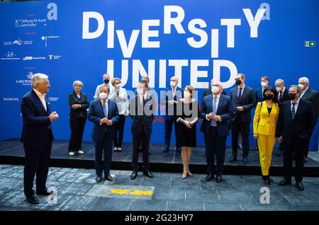 08. Juni 2021, Berlin: Bundespräsident Frank-Walter Steinmeier (3. V.r.) und seine Frau Elke Büdenbender werden von Walter Smerling (l), Sprecher des Kuratoriums, zusammen mit Armin Laschet (1. Reihe, l-r, CDU), Ministerpräsident von Nordrhein-Westfalen, Sponsor Lars Windhorst, Soyeon Schröder-Kim und der ehemalige Bundeskanzler Gerhard Schöder bei der Eröffnung der Ausstellung 'Diversity United'. Die Ausstellung soll das künstlerische Gesicht Europas zeigen. In der Ausstellung von sind von 09.06.2021 bis 19.09.2021 die Arbeiten von rund 90 Künstlern aus 34 europäischen Ländern zu sehen Stockfoto